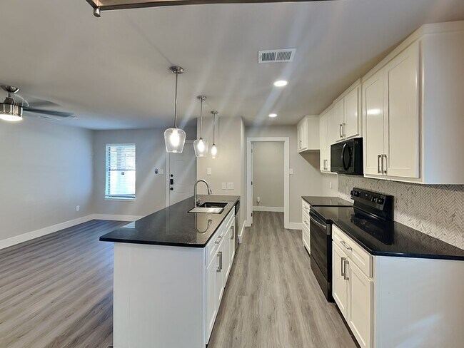 2630 Frazier Avenue, Fort Worth, TX 76110 photo 3