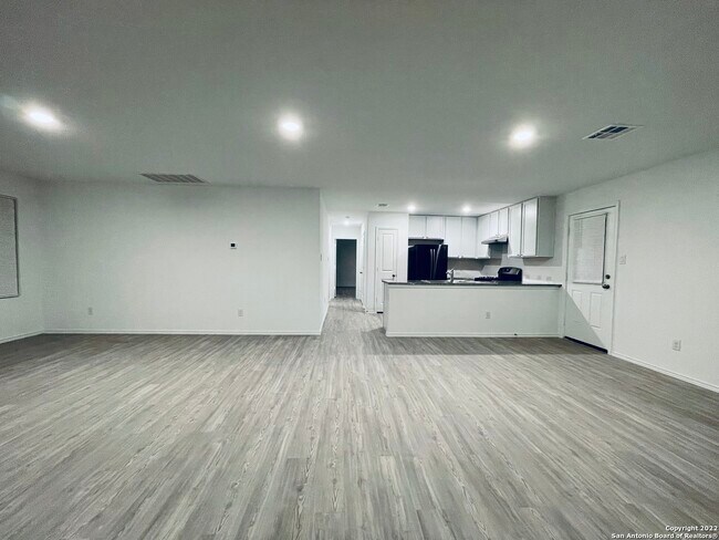 434 De Herrera San Antonio, TX 78220 photo 2
