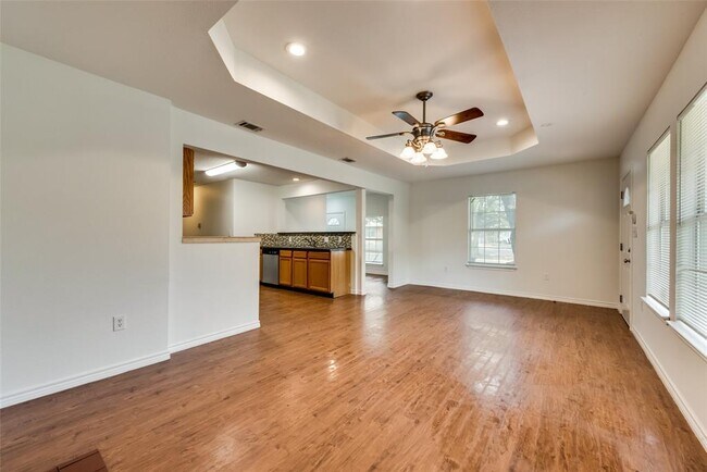 2921 Noble Avenue, Fort Worth, TX 76111 photo 4