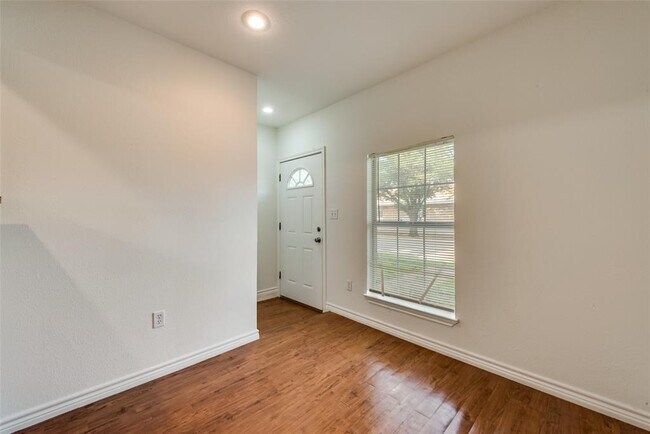 2921 Noble Avenue, Fort Worth, TX 76111 photo 5