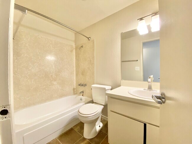 Admirals Apartments photo 5