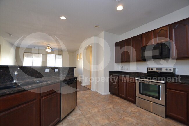 9182 West Black Hill Road, Peoria, AZ 85383 photo 3