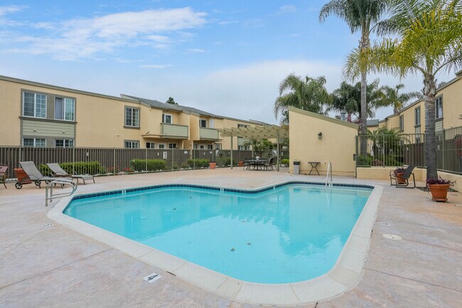 5252 Balboa Arms Dr San Diego, CA 92117 photo 4
