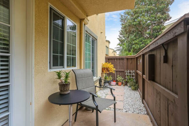 5252 Balboa Arms Dr San Diego, CA 92117 photo 5