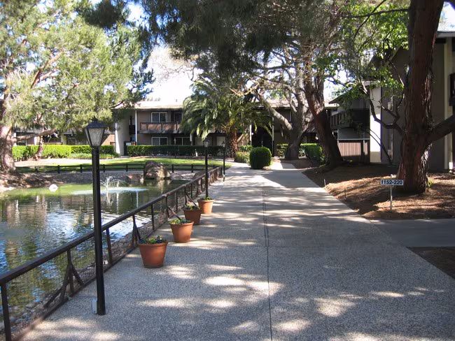 Oakridge Apartments photo 2