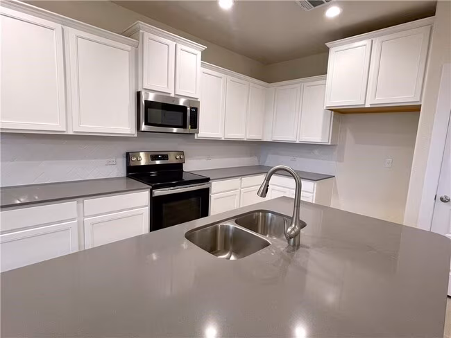 113 Citation Dr Jarrell, TX 76537 photo 3