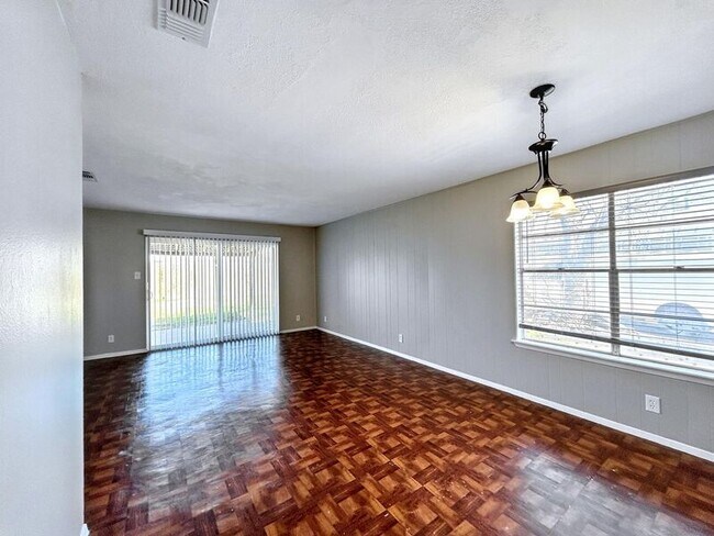 1304 Parsons Dr Austin, TX 78758 photo 4