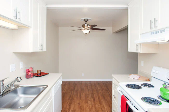 Brewster Place photo 3
