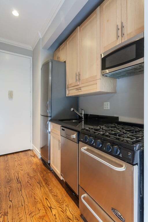 202 E 13th St New York, NY 10003 photo 2