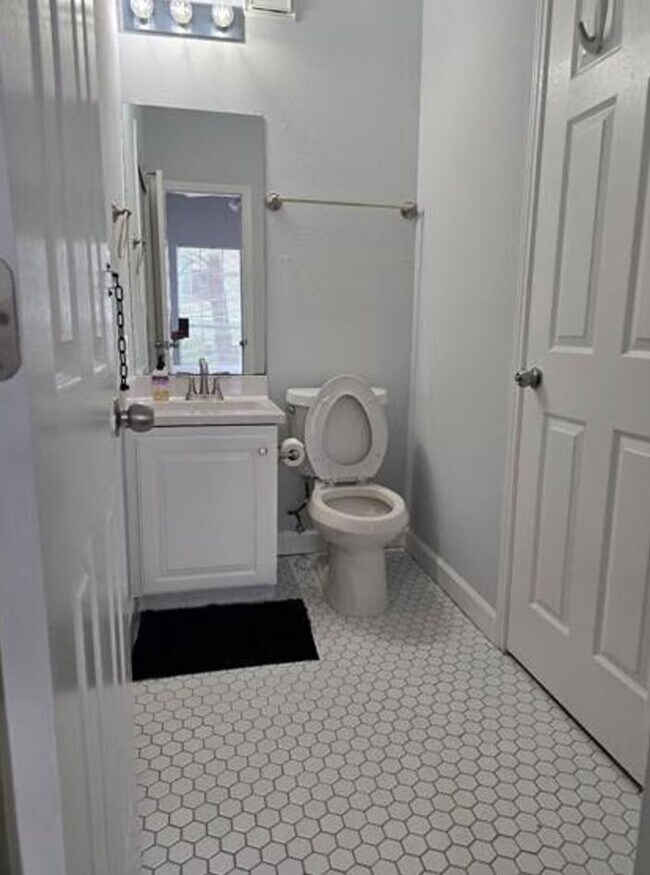 911 W 22nd St Austin, TX 78705 photo 5