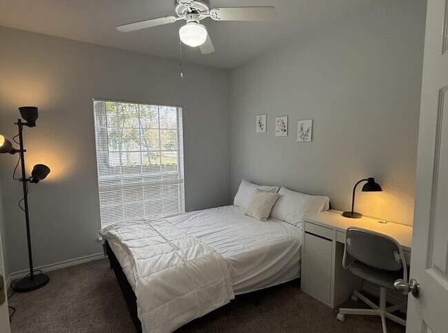 911 W 22nd St Austin, TX 78705 photo 3