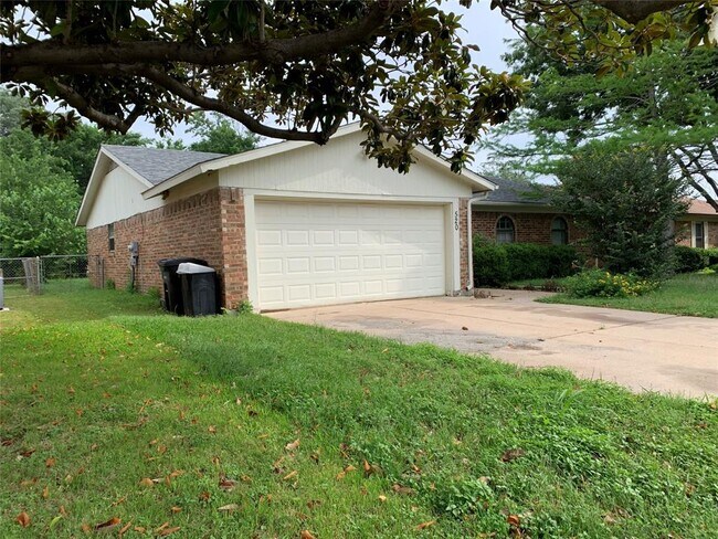 520 Mustang Drive, Saginaw, TX 76179 photo 2