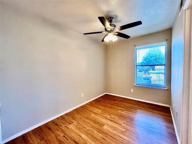 2526 W Prairie St Denton, TX 76201 photo 5