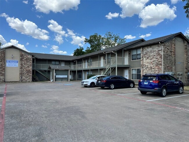 2526 W Prairie St Denton, TX 76201 photo 2