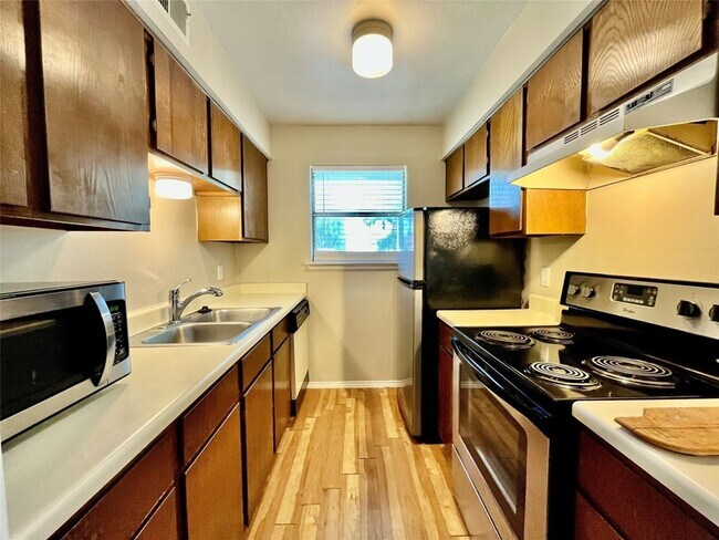 2526 W Prairie St Denton, TX 76201 photo 4