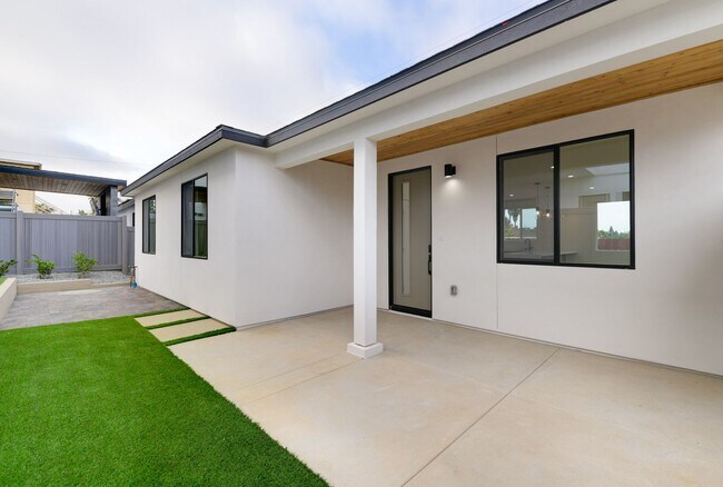5142 Los Robles Dr Carlsbad, CA 92008 photo 3