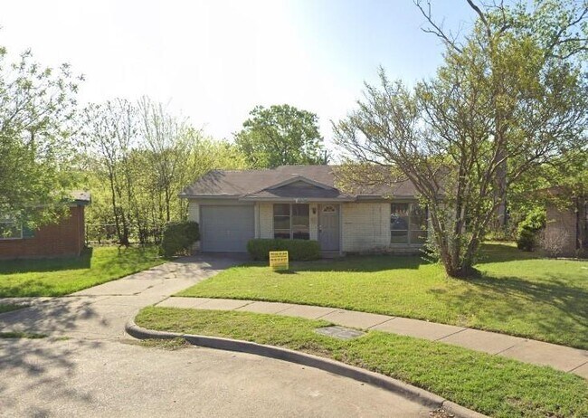 536 Henderson Cir Garland, TX 75040 photo 3