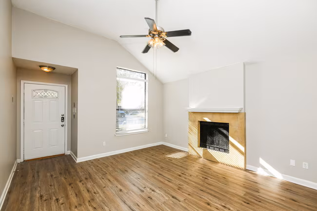 103 Hardin Dr photo 3
