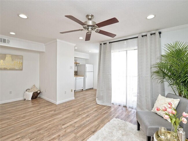 1840 Burton Dr Austin, TX 78741 photo 2