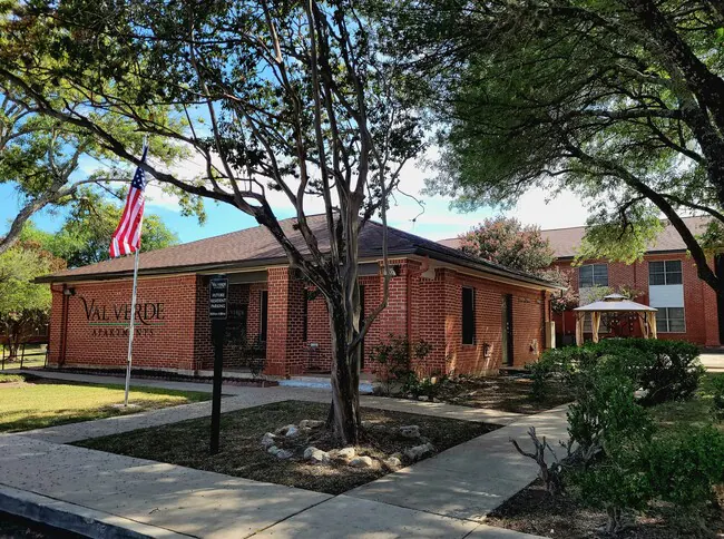Val Verde Apartments photo 3