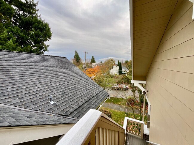 1106 N 49th St Seattle, WA 98103 photo 2