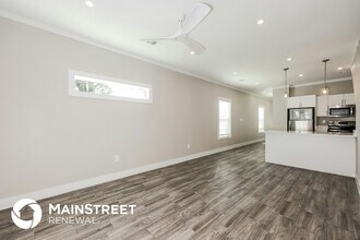 1244 Lonsdale Ave photo 3