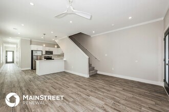 1244 Lonsdale Ave photo 2