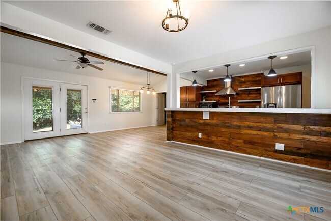 625 Creek Dr New Braunfels, TX 78130 photo 2
