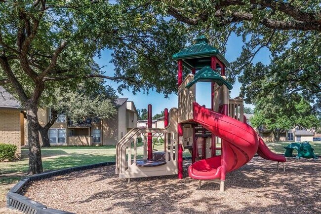 1800 Sotogrande Blvd Hurst, TX 76053 photo 4