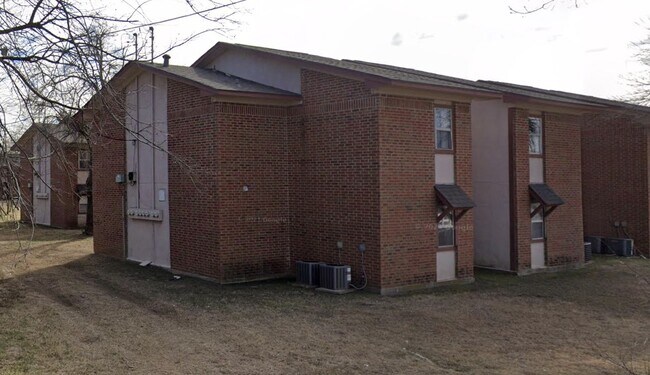 1100 Austin St Sanger, TX 76266 photo 2