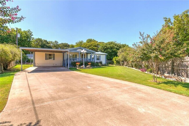 3809 Lands End Court, Granbury, TX 76048 photo 2