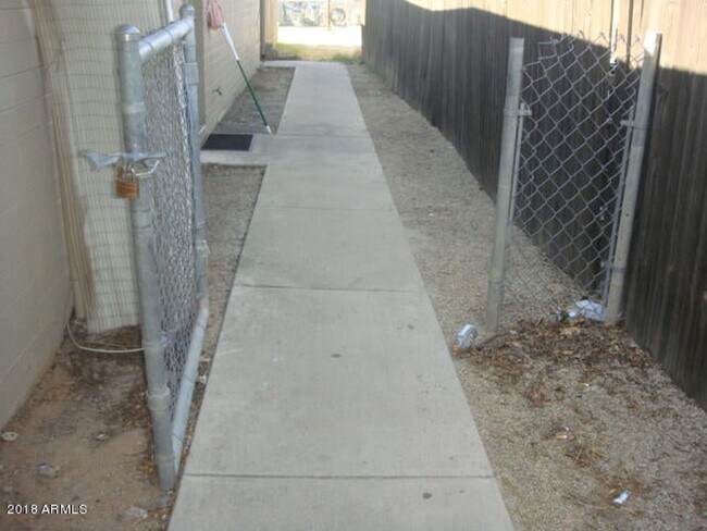 2 BEDROOM 1 BATH MESA TRIPLEX HOME photo 4