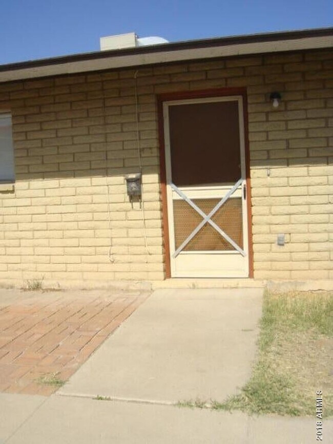 2 BEDROOM 1 BATH MESA TRIPLEX HOME photo 3
