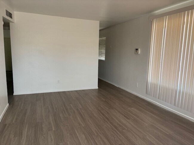 2 BEDROOM 1 BATH MESA TRIPLEX HOME photo 5