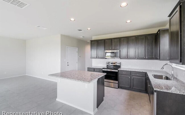 202 Insider Loop Elgin, TX 78621 photo 4