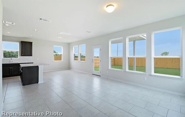 202 Insider Loop Elgin, TX 78621 photo 5
