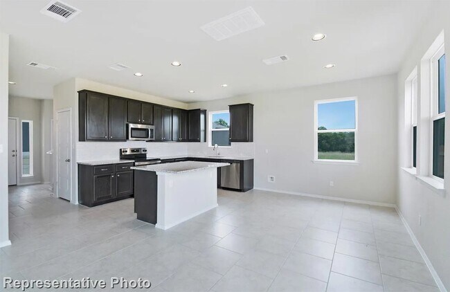 202 Insider Loop Elgin, TX 78621 photo 3