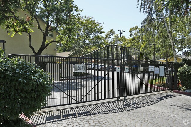 1016 Summerplace Dr San Jose, CA 95122 photo 2