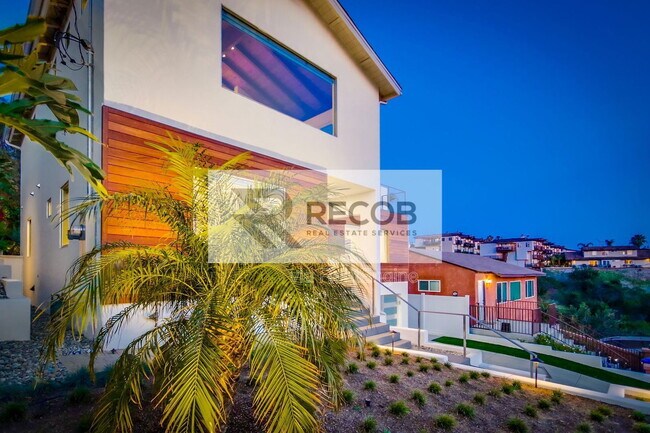 2641 Curlew St photo 4