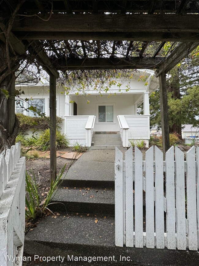 2732 Laurel St Napa, CA 94558 photo 4