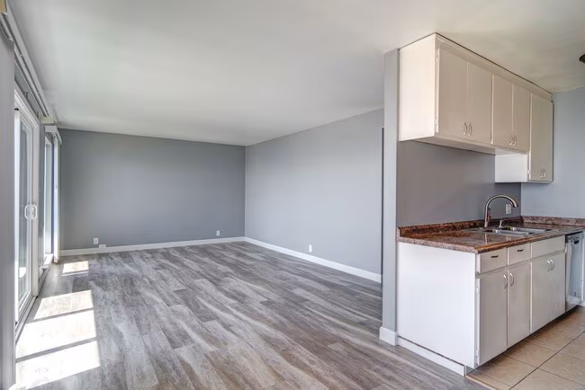 Synergy @ 2019 Shoreline Apartments photo 3