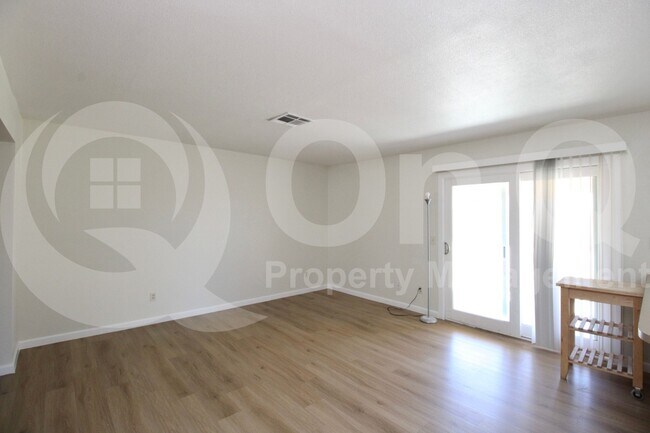 517 W Highland St Chandler, AZ 85225 photo 4