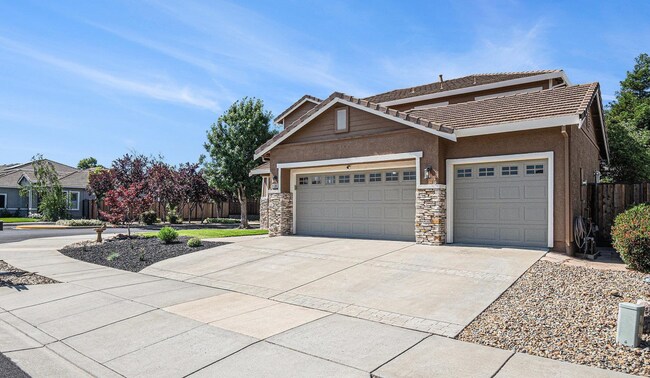 Beautiful 5-Bedroom Brentwood Home with 3-Car Garage photo 3
