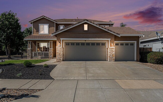 Beautiful 5-Bedroom Brentwood Home with 3-Car Garage photo 2