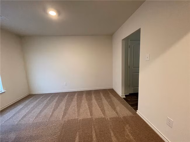 104 Sunnymeade Ln Jarrell, TX 76537 photo 4