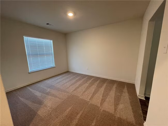 104 Sunnymeade Ln Jarrell, TX 76537 photo 3