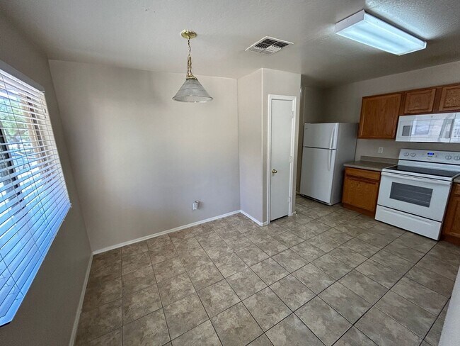 16152 W Calavar Rd photo 3