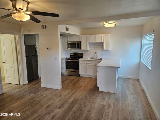 1330 E Highland Ave Phoenix, AZ 85014 photo 2