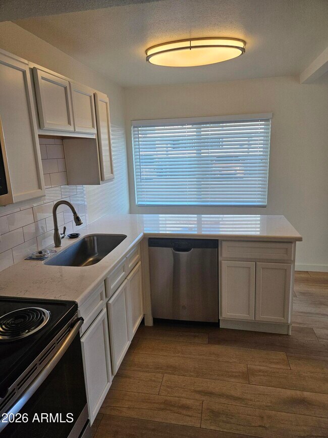 1330 E Highland Ave Phoenix, AZ 85014 photo 5