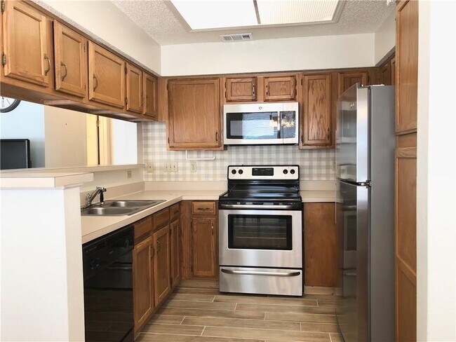 915 W 23rd St Austin, TX 78705 photo 4
